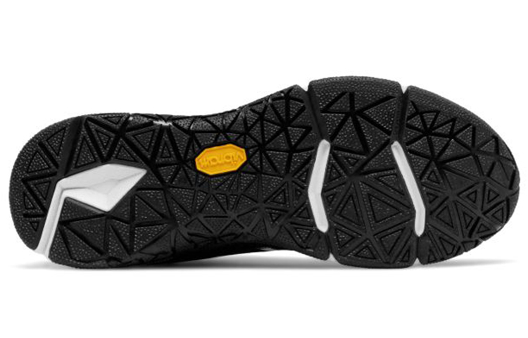 Shop (W) New Balance Minimus 40v Noir/ Blanc WX40BW