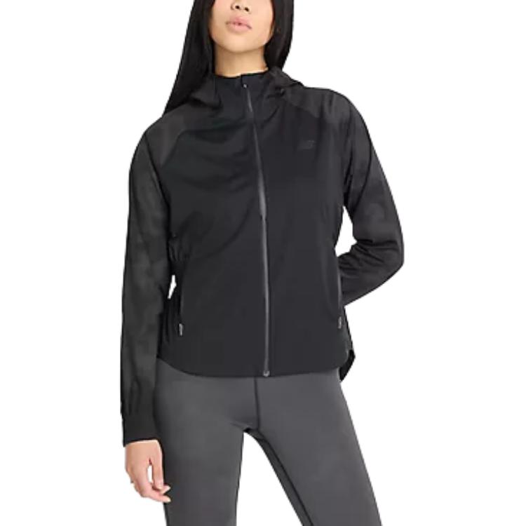 Order (W) Chaqueta Cortavientos Impermeable New Balance Logo Reflectante Asfalto WJ43201-ACK