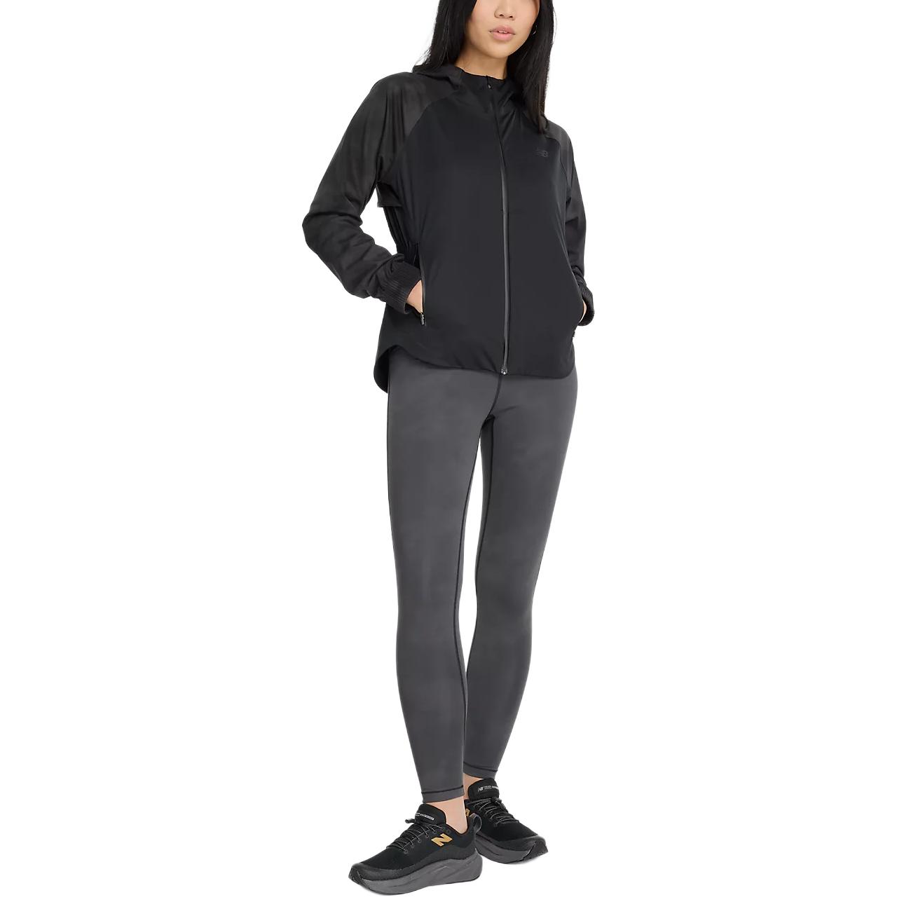 Shop (W) Chaqueta Cortavientos Impermeable New Balance Logo Reflectante Asfalto WJ43201-ACK