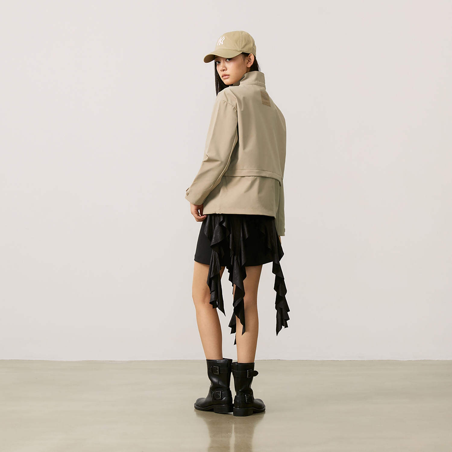 Sizing (W) New Balance 復古多功能外套可拆腰帶 - 深卡其 NAE35112-DB