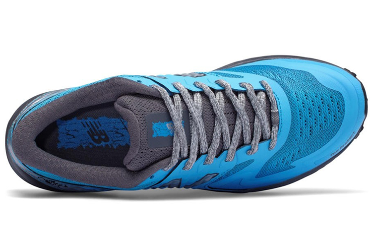 Lookbook (W) New Balance Summit Q.O.M. Trail Warna Hitam Abu-Abu Biru WTSKOMBW