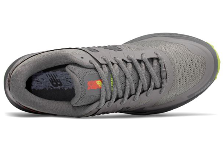 Lookbook (W) New Balance Summit Q.O.M. Trail Grijs WTSKOMBG