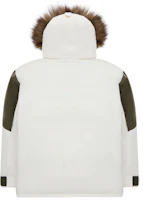 Lookbook (W) New Balance Jaket Musim Dingin Putih dengan Bulu Hood yang Bisa Dilepas. NPA43122-CRE
