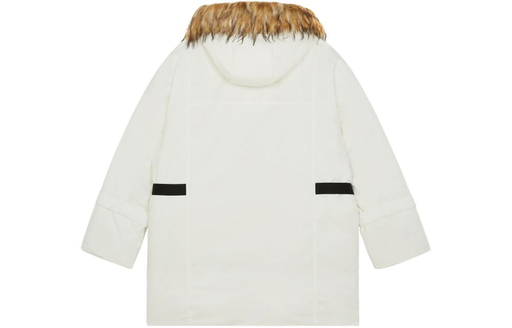 Lookbook (W) Chaqueta blanca de invierno New Balance con capucha y cuello de piel. AWJ14352-NMC