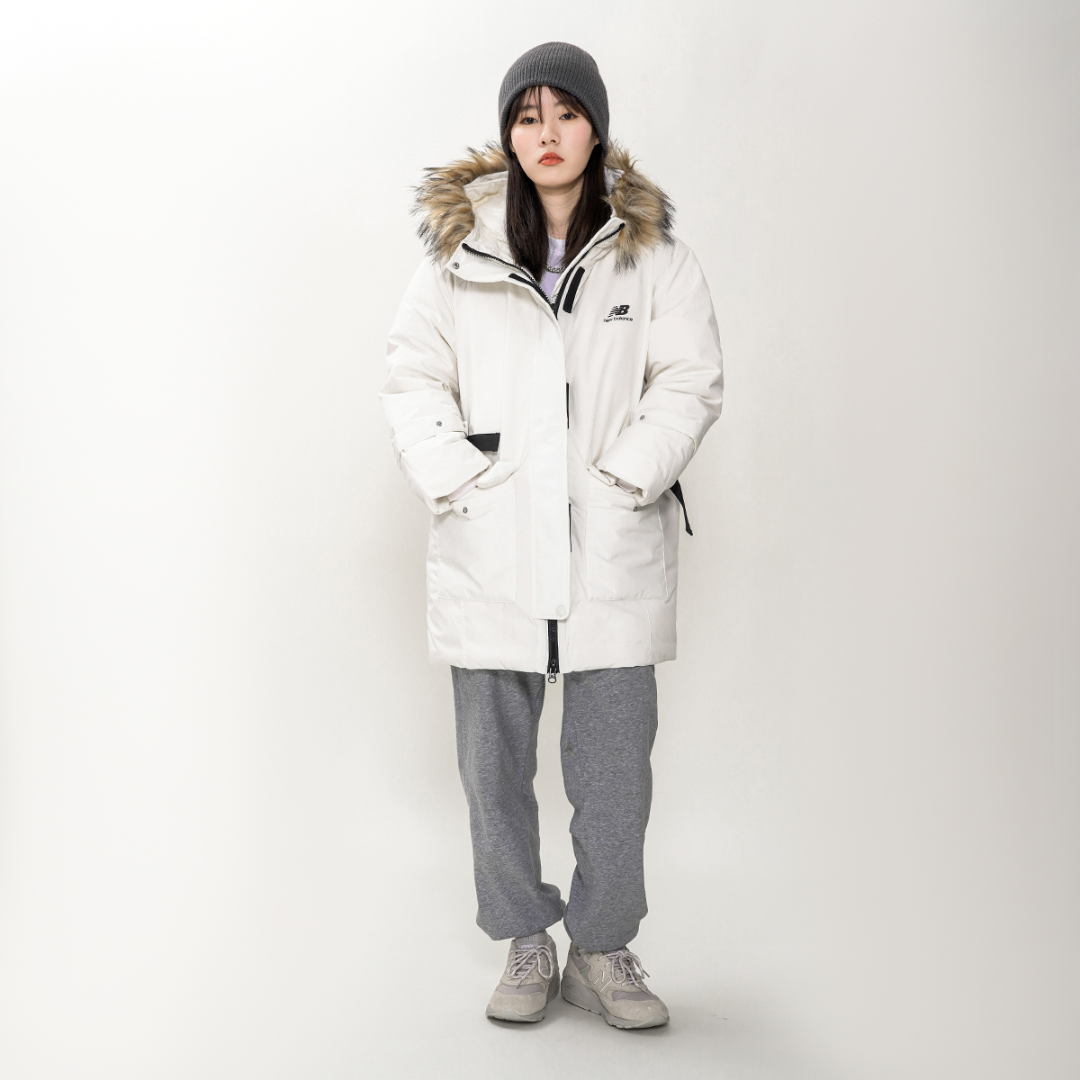 Details for (W) Chaqueta blanca de invierno New Balance con capucha y cuello de piel. AWJ14352-NMC