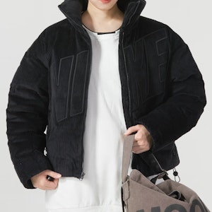 (W) Nike 黑色燈芯絨短款羽絨外套休閒簡約款式 FD8214-010 Purchase (W) Nike 黑色燈芯絨短款羽絨外套休閒簡約款式 FD8214-010