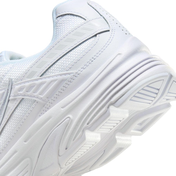 (W) Nike Initiator Weiß Metallic Silber FZ9020-100 Lookbook (W) Nike Initiator Weiß Metallic Silber FZ9020-100