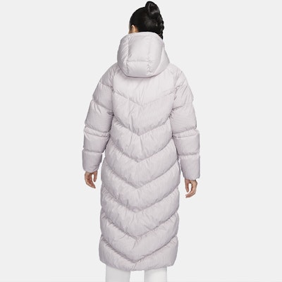 (W) Nike Chaqueta Larga Acolchada con Capucha Resistente al Agua Gris Púrpura. FD8213-019 Lookbook (W) Nike Chaqueta Larga Acolchada con Capucha Resistente al Agua Gris Púrpura. FD8213-019