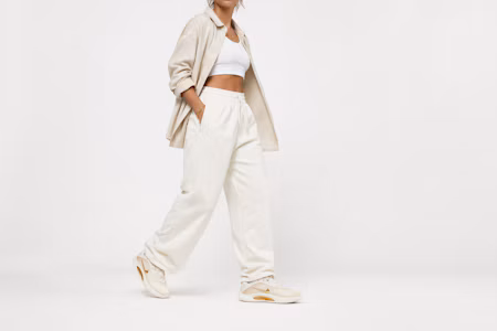 Order (W) Nike A''One "dyNASTY" EP Edisi Terbatas Sail/Metallic Gold/Sail Sneakers FZ8606-102
