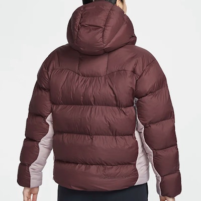 (W) Chaqueta Puffer Nike ACG Color-Block Roja. FZ6762-652 Shop (W) Chaqueta Puffer Nike ACG Color-Block Roja. FZ6762-652