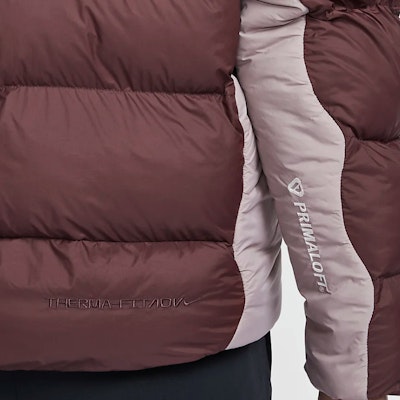 (W) Chaqueta Puffer Nike ACG Color-Block Roja. FZ6762-652 Sizing (W) Chaqueta Puffer Nike ACG Color-Block Roja. FZ6762-652