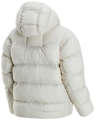 (W) Nike ACG Chaqueta Puffer Blanca Aislada Gruesa con Capucha. FZ6762-104 Lookbook (W) Nike ACG Chaqueta Puffer Blanca Aislada Gruesa con Capucha. FZ6762-104