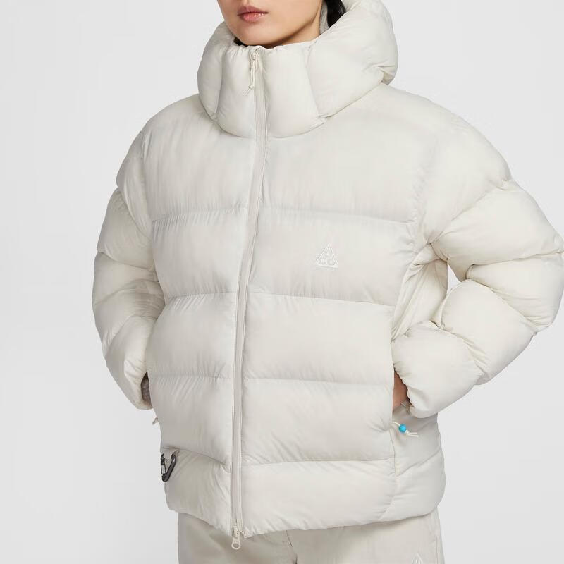 Shop (W) Nike ACG Chaqueta Puffer Blanca Aislada Gruesa con Capucha. FZ6762-104