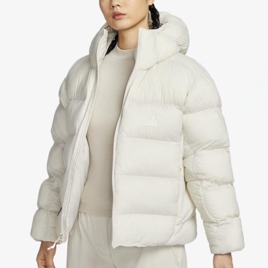 Purchase (W) Nike ACG Chaqueta Puffer Blanca Aislada Gruesa con Capucha. FZ6762-104