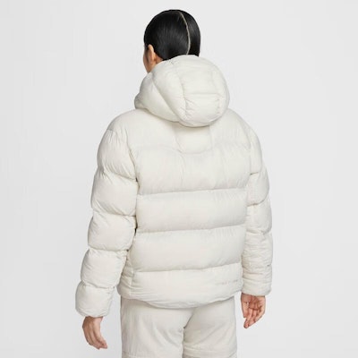 (W) Nike ACG Chaqueta Puffer Blanca Aislada Gruesa con Capucha. FZ6762-104 Details for (W) Nike ACG Chaqueta Puffer Blanca Aislada Gruesa con Capucha. FZ6762-104