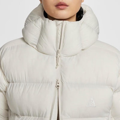 (W) Nike ACG Chaqueta Puffer Blanca Aislada Gruesa con Capucha. FZ6762-104 Sizing (W) Nike ACG Chaqueta Puffer Blanca Aislada Gruesa con Capucha. FZ6762-104