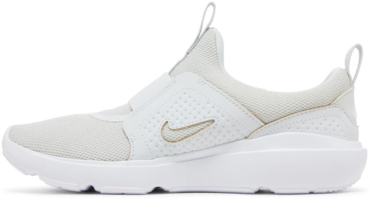 (W) Nike AD Comfort ''Photon Dust'' Scarpe DJ1001-001 Lookbook (W) Nike AD Comfort ''Photon Dust'' Scarpe DJ1001-001