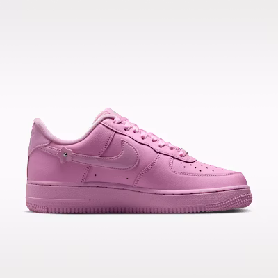 (W) Nike Air Force 1 ''07「Floret」粉紅泡沫/金屬銀/粉紅色配色 IR8637-600 Lookbook (W) Nike Air Force 1 ''07「Floret」粉紅泡沫/金屬銀/粉紅色配色 IR8637-600