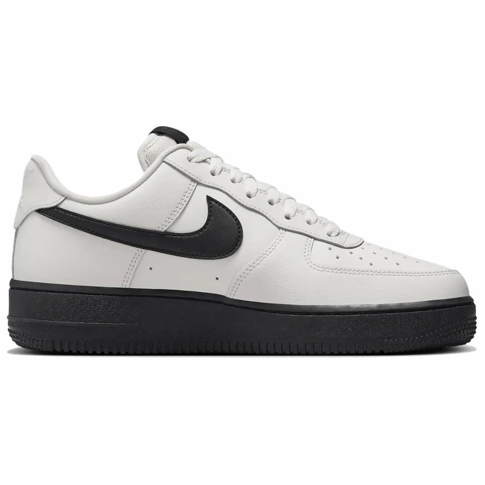 Order (W) Nike Air Force 1 '07 'Phantom Black' dalam warna Hitam Fiksyen HJ7180-030