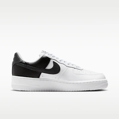 (W) Nike Air Force 1 ''07 Hitam/Kelabu Asap Gelap/Emas Metalik/Putih IR0872-001 Lookbook (W) Nike Air Force 1 ''07 Hitam/Kelabu Asap Gelap/Emas Metalik/Putih IR0872-001