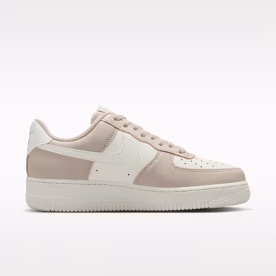 (W) Nike Air Force 1 ''07 Crème/Or Métallisé/Sail IV5197-200 Lookbook (W) Nike Air Force 1 ''07 Crème/Or Métallisé/Sail IV5197-200