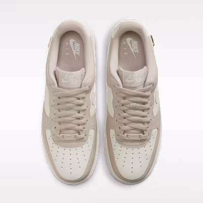 (W) Nike Air Force 1 ''07 Crème/Or Métallisé/Sail IV5197-200 Shop (W) Nike Air Force 1 ''07 Crème/Or Métallisé/Sail IV5197-200