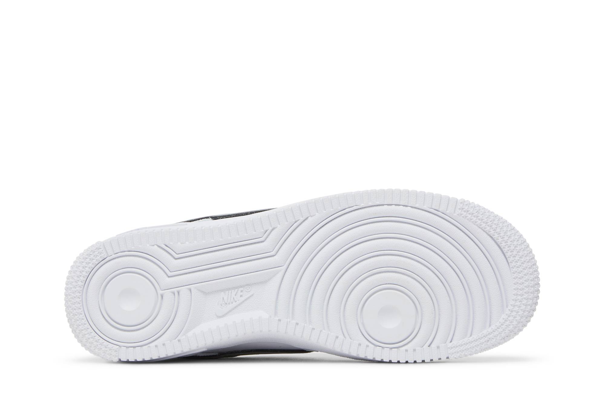 Shop （女款）Nike Air Force 1 '07 Essential '白銀' DD1523-100