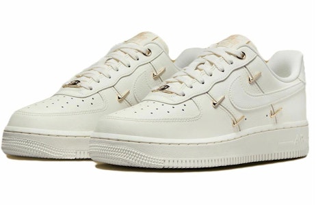 (W) Nike 空军1 '07 LX '迷你钩 - 金属金色' FV3654-111 Lookbook (W) Nike 空军1 '07 LX '迷你钩 - 金属金色' FV3654-111