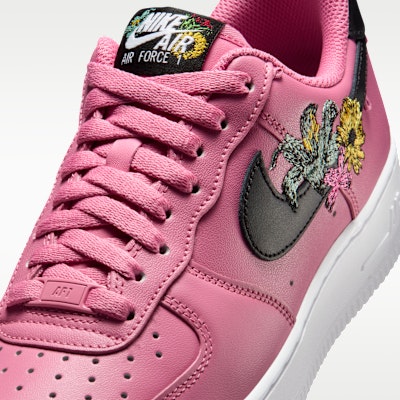 (W) 나이키 에어 포스 1 ''07 프리미엄 "플라워스" 피니/메탈릭 골드/화이트/블랙 IB6644-600 Sizing (W) 나이키 에어 포스 1 ''07 프리미엄 "플라워스" 피니/메탈릭 골드/화이트/블랙 IB6644-600