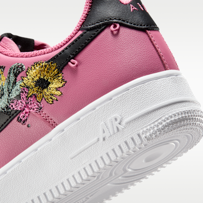 Cheap (W) 나이키 에어 포스 1 ''07 프리미엄 "플라워스" 피니/메탈릭 골드/화이트/블랙 IB6644-600