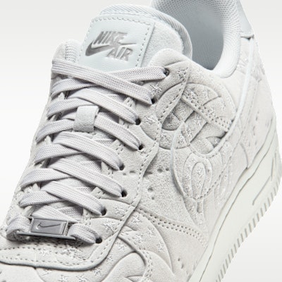 (W) 나이키 에어 포스 1 ''07 프리미엄+ 그레이 포그/메탈릭 실버/그레이 포그 IO1259-002 Sizing (W) 나이키 에어 포스 1 ''07 프리미엄+ 그레이 포그/메탈릭 실버/그레이 포그 IO1259-002