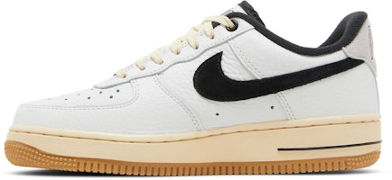 (W) Nike Air Force 1 Low 'Command Force Putih Hitam' DR0148-101 Lookbook (W) Nike Air Force 1 Low 'Command Force Putih Hitam' DR0148-101