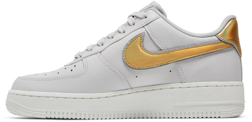 (W) 나이키 에어 포스 1 로우 "메탈릭 플래티넘 골드" AR0642-001 Lookbook (W) 나이키 에어 포스 1 로우 "메탈릭 플래티넘 골드" AR0642-001