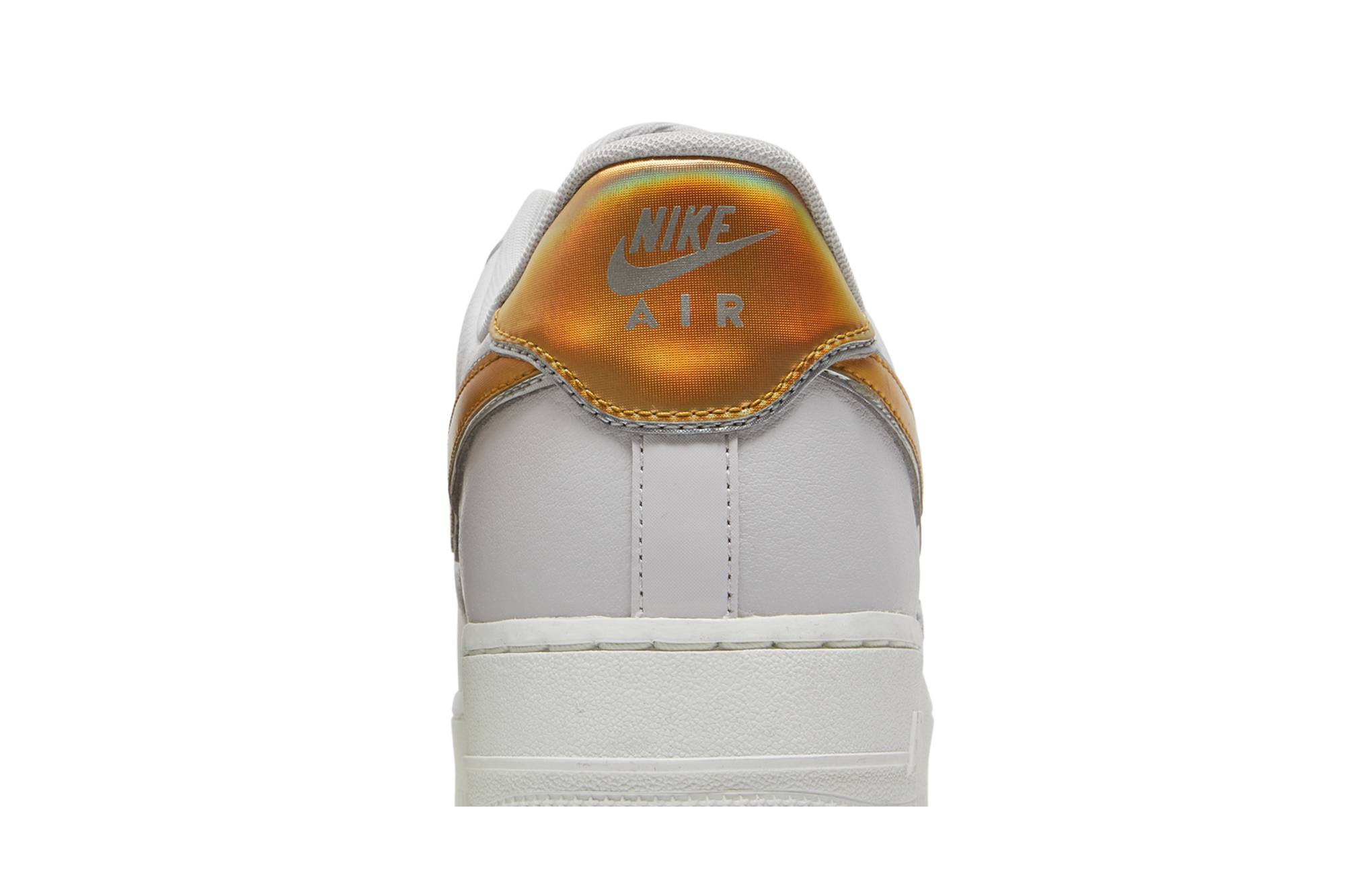 Sizing (W) Nike Air Force 1 Low Metalik Platinum Emas Metalik AR0642-001