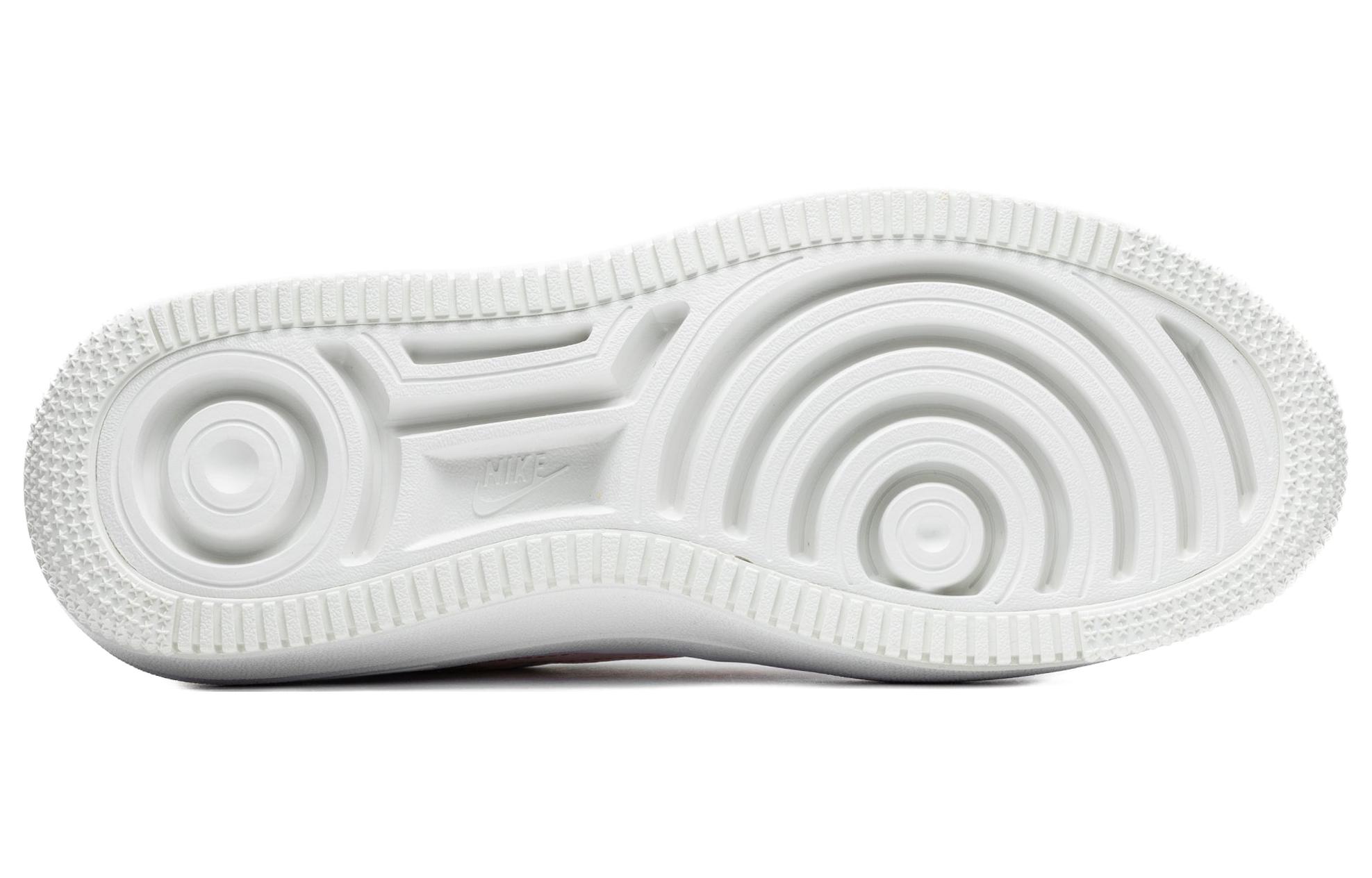 Shop （女款）Nike Air Force 1 PLT.AF.ORM '白色珍珠粉' FJ0737-100