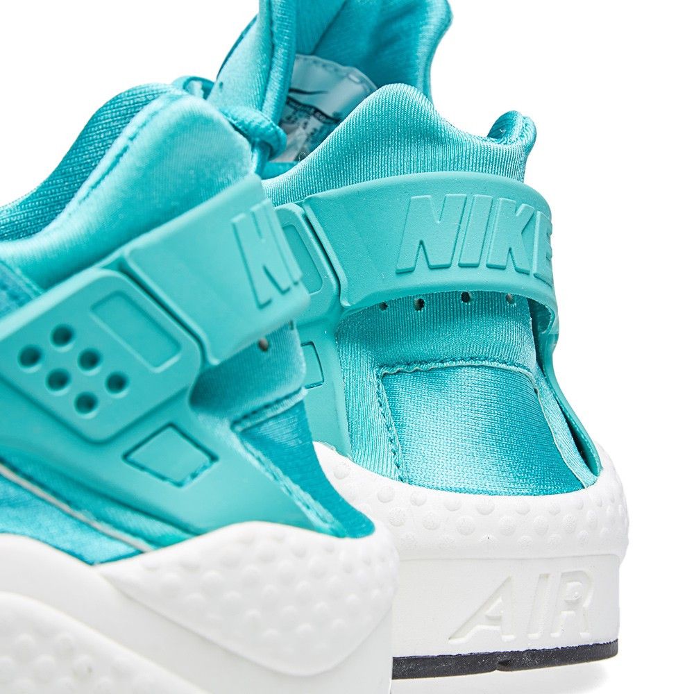 Shop (W) Nike Air Huarache Run ''Light Retro'' Sneakers 634835-401