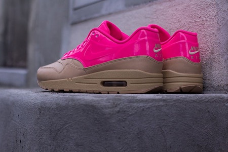 (W) Nike Air Max 1 VT QS 'Pink Vachetta' Rosa. 615868-202 Lookbook (W) Nike Air Max 1 VT QS 'Pink Vachetta' Rosa. 615868-202
