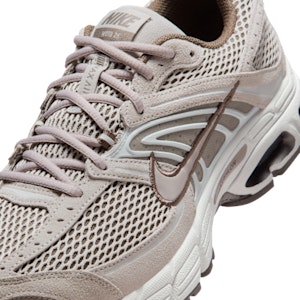 (W) Nike Air Max Moto 2K 大學灰/淺灰/鐵石色/大學灰 IQ4924-002 Sizing (W) Nike Air Max Moto 2K 大學灰/淺灰/鐵石色/大學灰 IQ4924-002