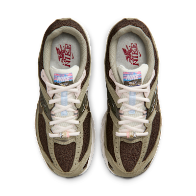 Shop (W) Nike Air Max Moto 2K Avellana Oscura/Phantom/Crimson Equipo/Avellana Oscura IQ1150-220