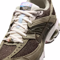 Sizing (W) ナイキ エア マックス モト 2K ダークヘーゼル/ファントム/チームクリムゾン IQ1150-220