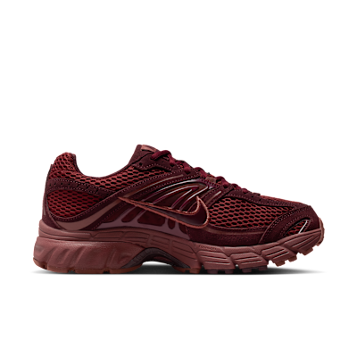 Lookbook 나이키 에어 맥스 모토 2K 다크 팀 레드/레드 세피아/버건디 크러쉬 IM9570-600