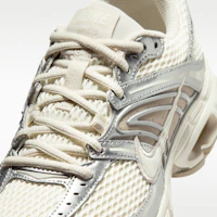 Sizing (W) Nike Air Max Moto 2K Ivoire Pâle/Argent Métallique/Marron Clair/Sail HQ2056-108