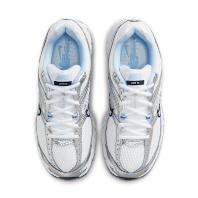 Shop (W) Nike Air Max Moto 2K Zapatillas Blanco/Plata Metálico/Negro/Azul Hidrógeno HQ2056-107
