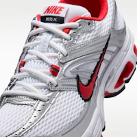 Sizing (W) Nike Air Max Moto 2K Blanc/Argent Métallisé/Noir/Rouge Université HQ2056-112
