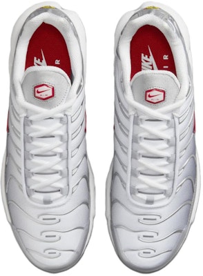 (W) Nike Air Max Plus 'Perak Metalik Merah Universiti' HM9654-001 Lookbook (W) Nike Air Max Plus 'Perak Metalik Merah Universiti' HM9654-001