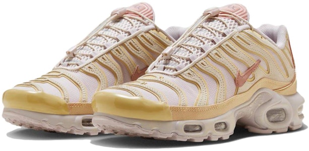 (W) Nike Air Max Plus 'Pasir Merah Stardust' FZ5062-160 Lookbook (W) Nike Air Max Plus 'Pasir Merah Stardust' FZ5062-160