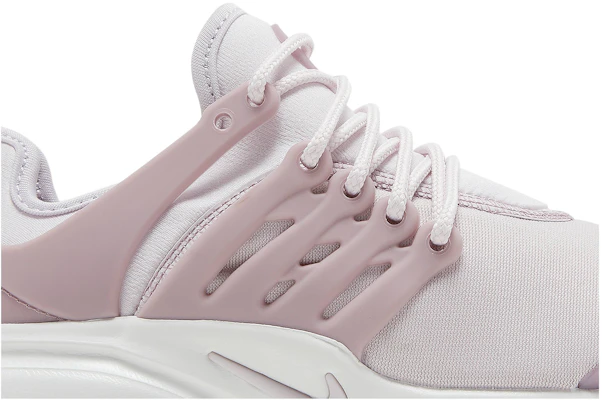 White and pink nike 2025 presto