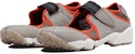 (W) Nike Air Rift 'Enigma Stone Metallic Silver' dalam Perak Metalik. DV0782-001