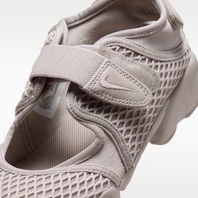 (W) Nike Air Rift Crema 2/Marrone Legno Chiaro/Crema 2 HM8288-200 Sizing (W) Nike Air Rift Crema 2/Marrone Legno Chiaro/Crema 2 HM8288-200