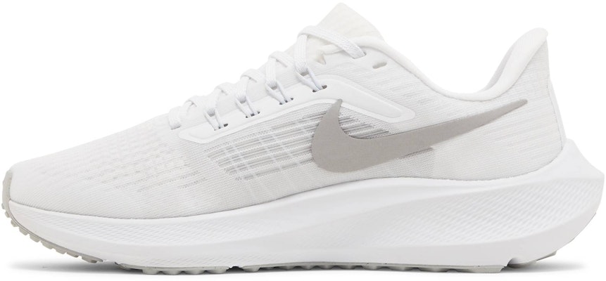 (W) Nike Air Zoom Pegasus 39 'Putih Pure Platinum' DH4072-100 Lookbook (W) Nike Air Zoom Pegasus 39 'Putih Pure Platinum' DH4072-100